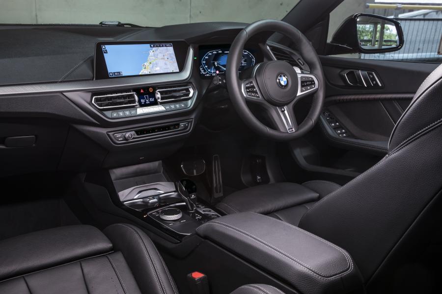 Торпедо BMW M235i xDrive Gran Coupe (F44) 2019 года  (AU) (фото 37 из 40)
